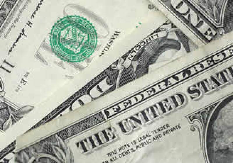 El billete verde cerró la jornada de este lunes con ganancias frente al peso. (Archivo)