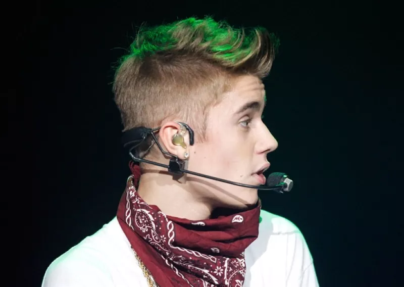 Asegura que después de una pelea Justin lo golpeó por no tratar correctamente a sus acompañantes, por lo que el guardaespaldas se fué y no regresó. Ahora pide una gran suma como indemnización.