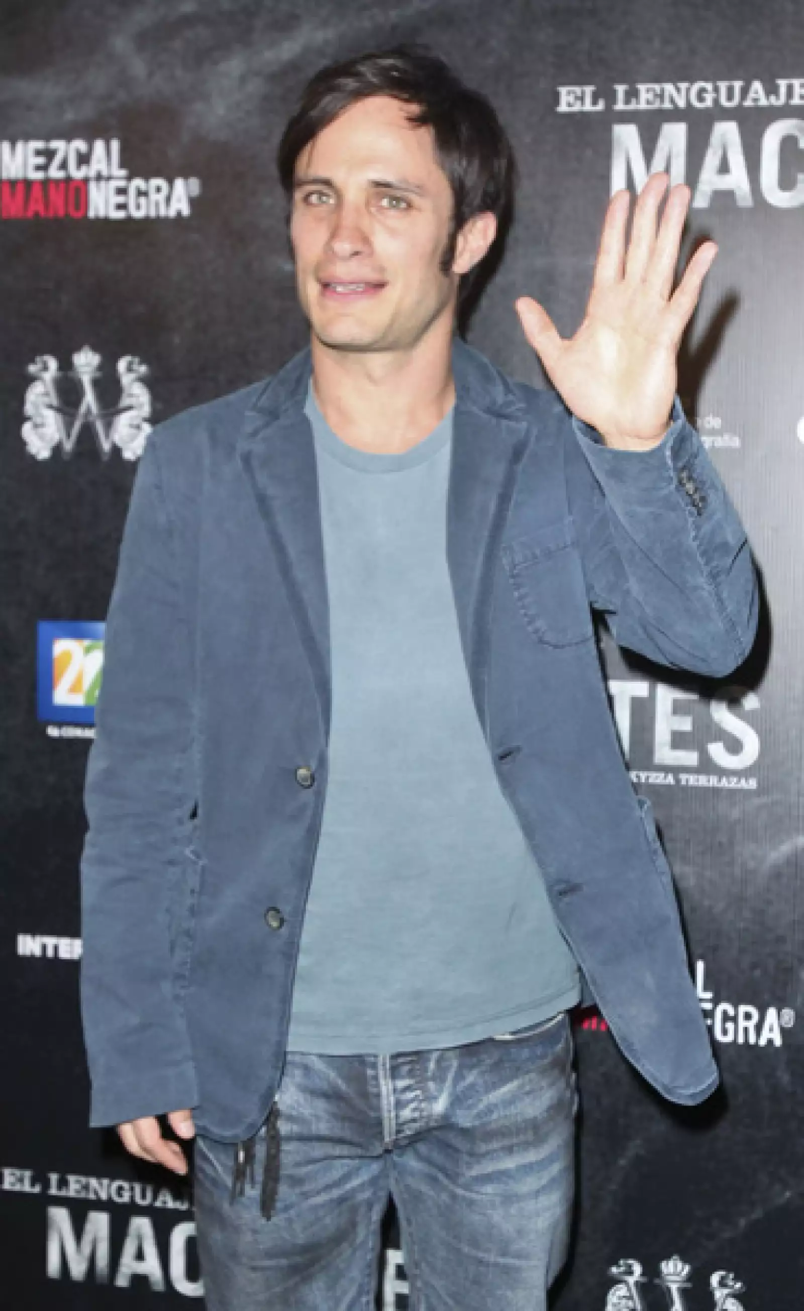 El actor mexicano se mostró amable todo el tiempo. Con respecto a su viaje a Cannes, comentó: `Es fabuloso que el talento mexicano se haya hecho presente en Cannes, sólo hay que ver cómo nos fue con los reconocimientos´.