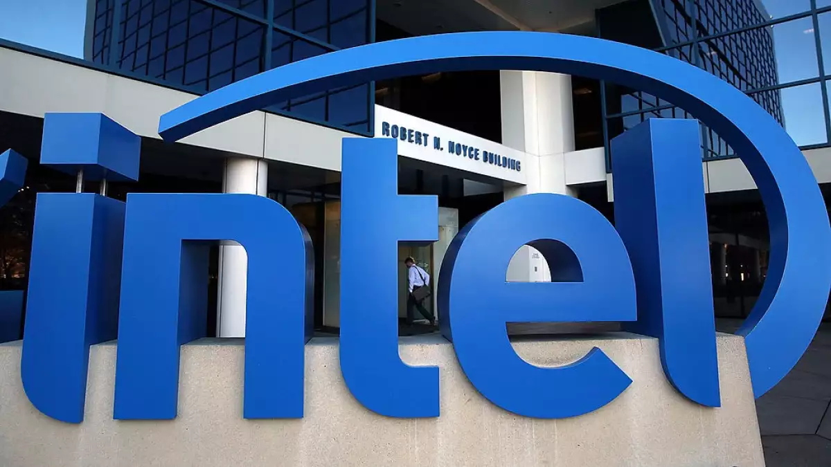 Logo de Intel frente a un edificio