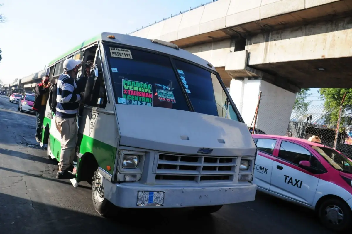 Microbuses se llenaron al no funcionar el metro de la Línea 4.