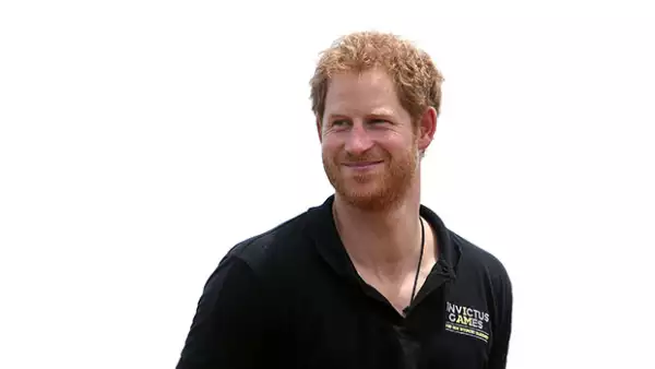 El miembro de la realeza inglesa no perdió la oportunidad de meterse en medio de una foto entre la modelo Winnie Harlow y su agente, mostrando su lado más divertido.