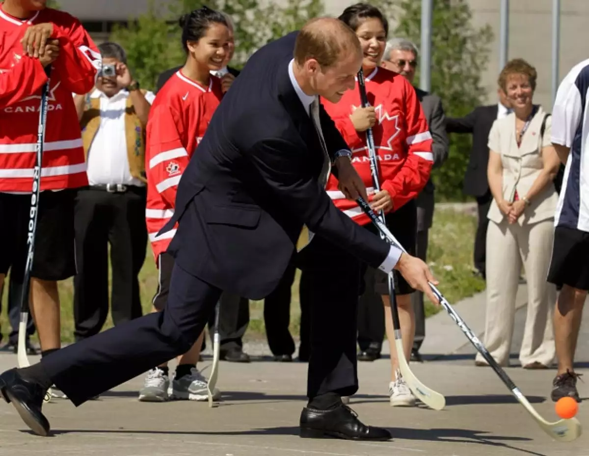 El también Duque de Cambridge le dio, por accidente, un golpe `bajo´ a un miembro de la prensa mientras practicaba hockey como parte de su gira por Canadá.