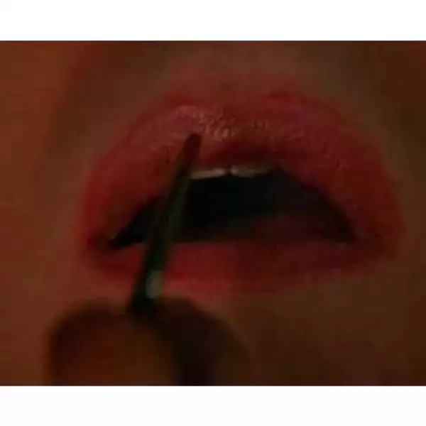 Silence of The Lambs-Esta escena es icónica, no sólo porque es Buffalo Bill quien se pinta los labios de rojo, si no porque es un personaje perturbador.