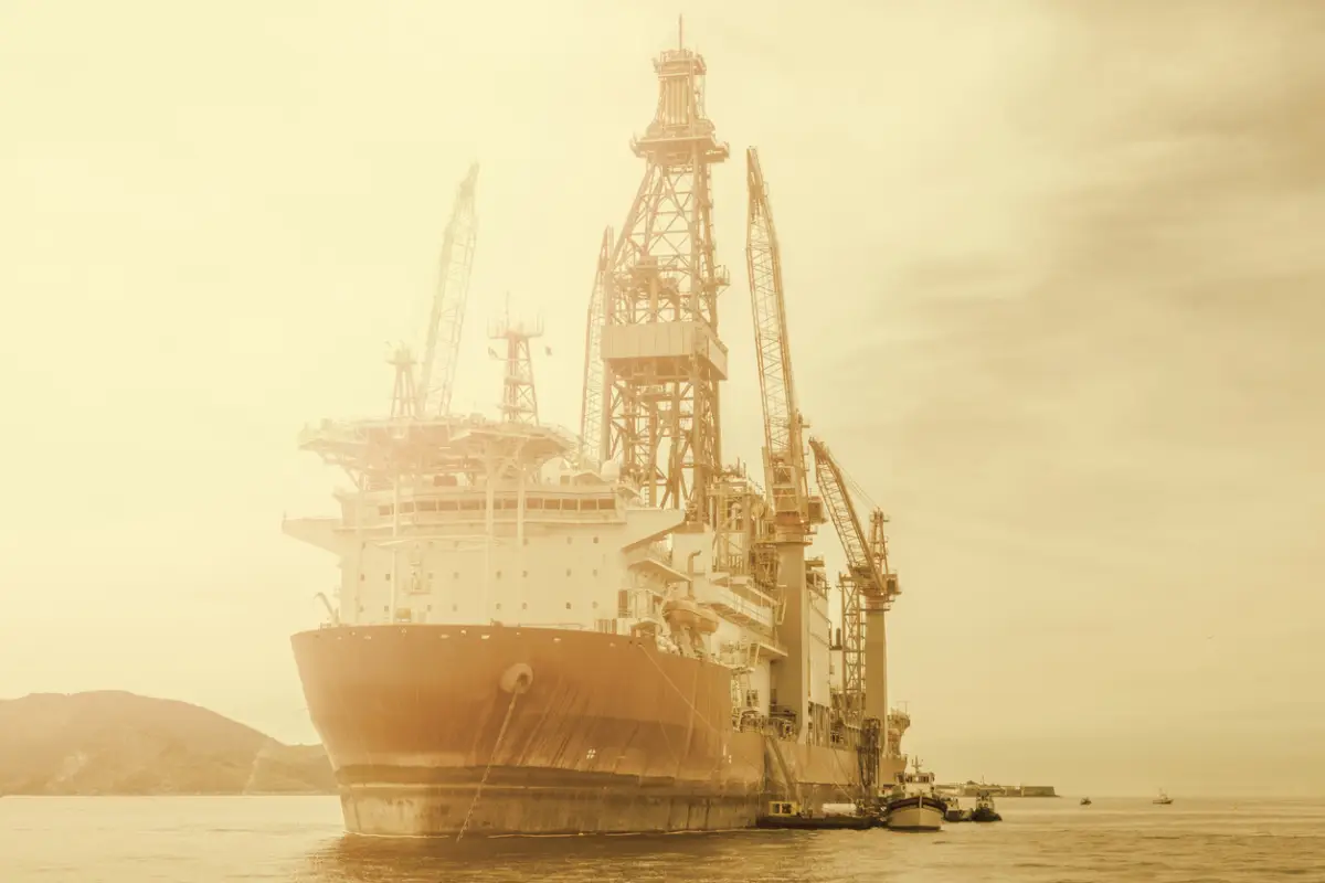 embarcación exploracion petroleo crudo