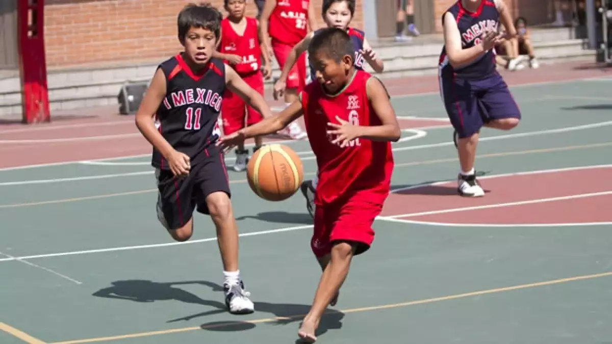 Un jugador del equipo de los triquis, descalzo, disputa el balón en un encuentro ante una escuela particular de la Ciudad de México