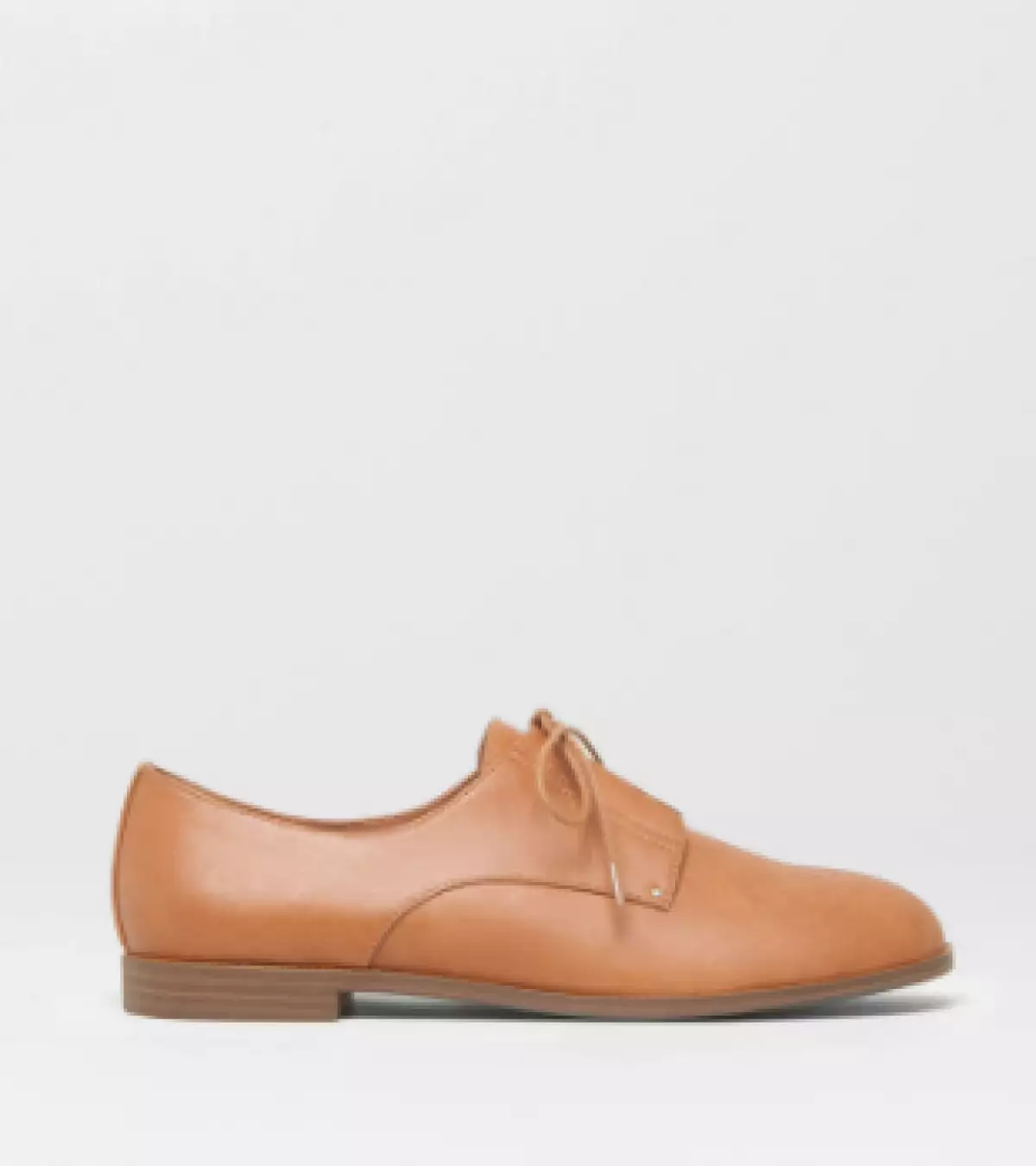 Zapatos en piel sintética, Pull and Bear, $579; centros comerciales.