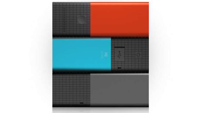 Lytro está disponible en gris, azul y rojo, y se ofrece en dos versiones: con memoria interna de 8 GB y capaz de almacenar 350 fotos o con 16 GB de almacenamiento.