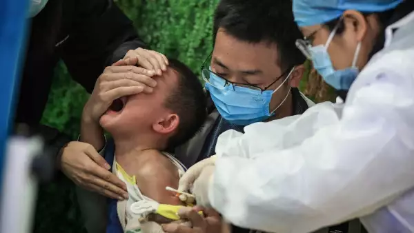 Un niño recibe la vacuna contra el COVID-19 en Wihan. China. 