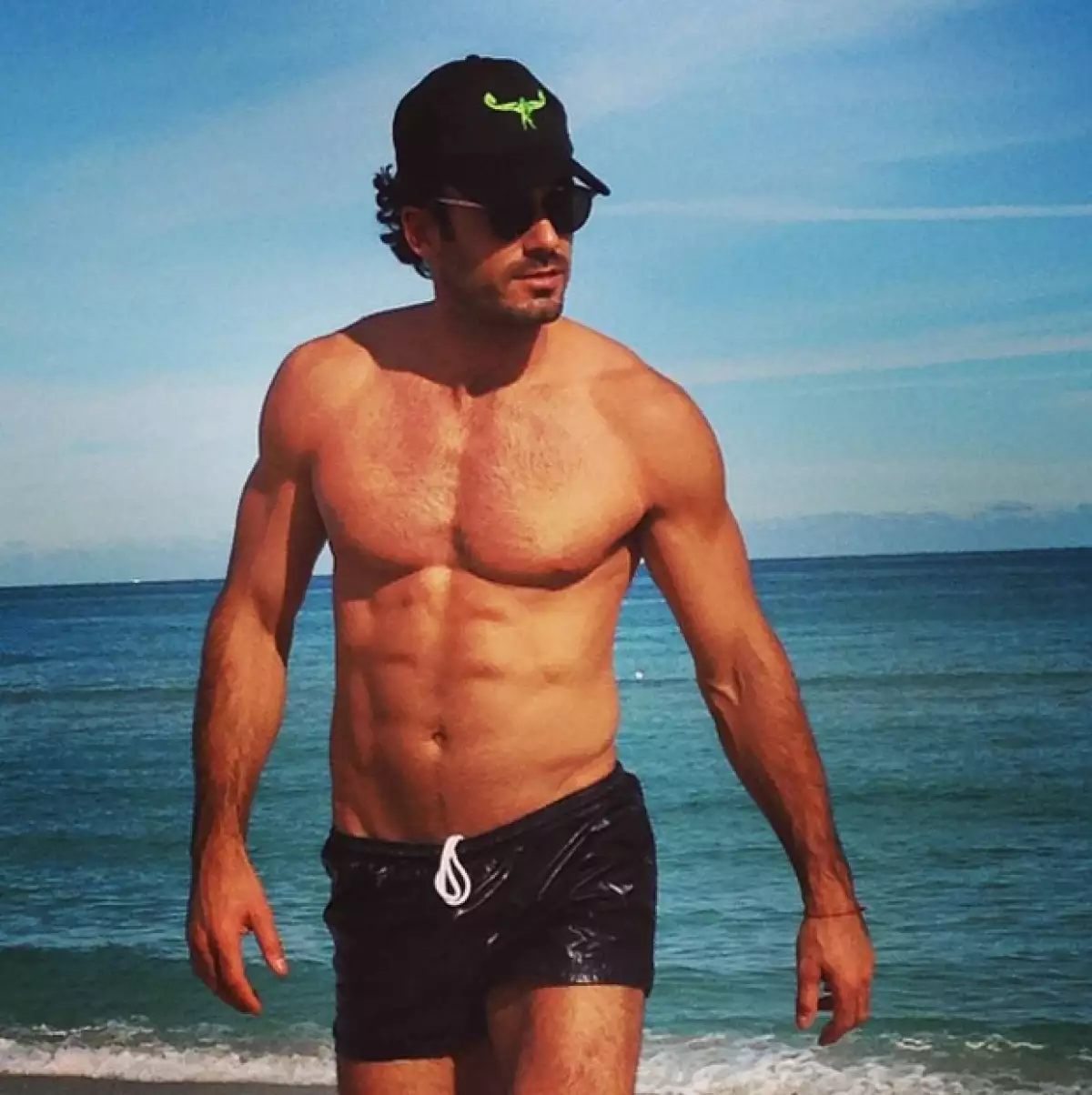 “Asi o mas guapo?!!!", publicó Lola con esta foto en su cuenta de Instagram.