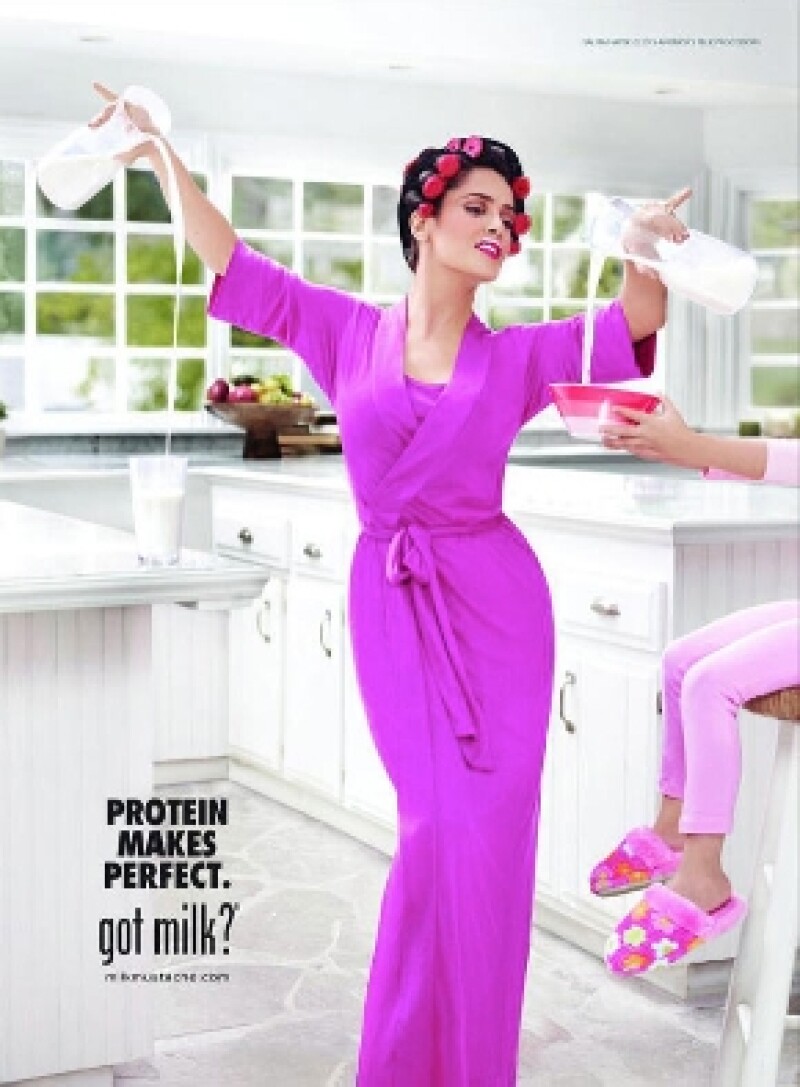 En la imagen vemos a la veracruzana posando con estilo mientras sirve leche a su hija.
