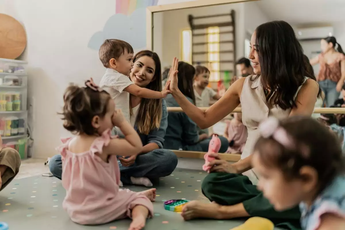 La aldea invisible que soporta a las madres que trabajan