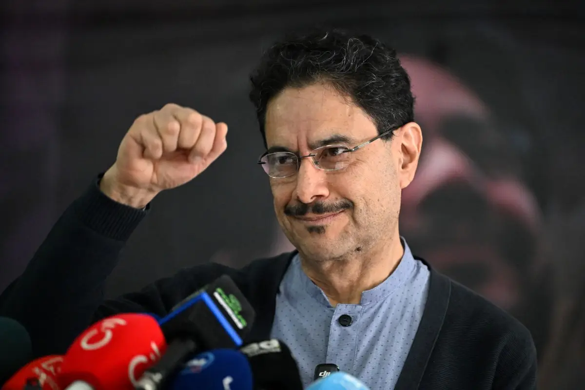 El candidato presidencial de Colombia para el partido Pacto Histórico, Iván Cepeda, levanta su puño fruncido durante una conferencia de prensa en Bogotá, el 1 de junio de 2026, el día después de las elecciones presidenciales. Abelardo de la Espriella, un candidato de extrema derecha que representa a la oposición al presidente Gustavo Petro, tiene la ventaja contra la izquierda antes de la vuelta presidencial del 21 de junio de 2026 en Colombia. 