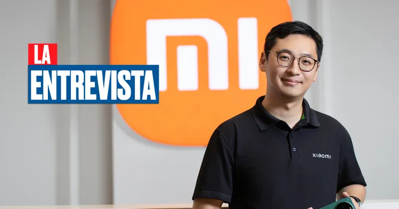 Foto de Antonio Ren, country manager de Xiaomi México, frente al logo de la marca. 