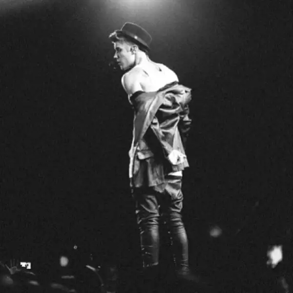 Una de las partes favoritas de sus admiradoras en sus conciertos es cuando se quita la camisa y muestra su torso.