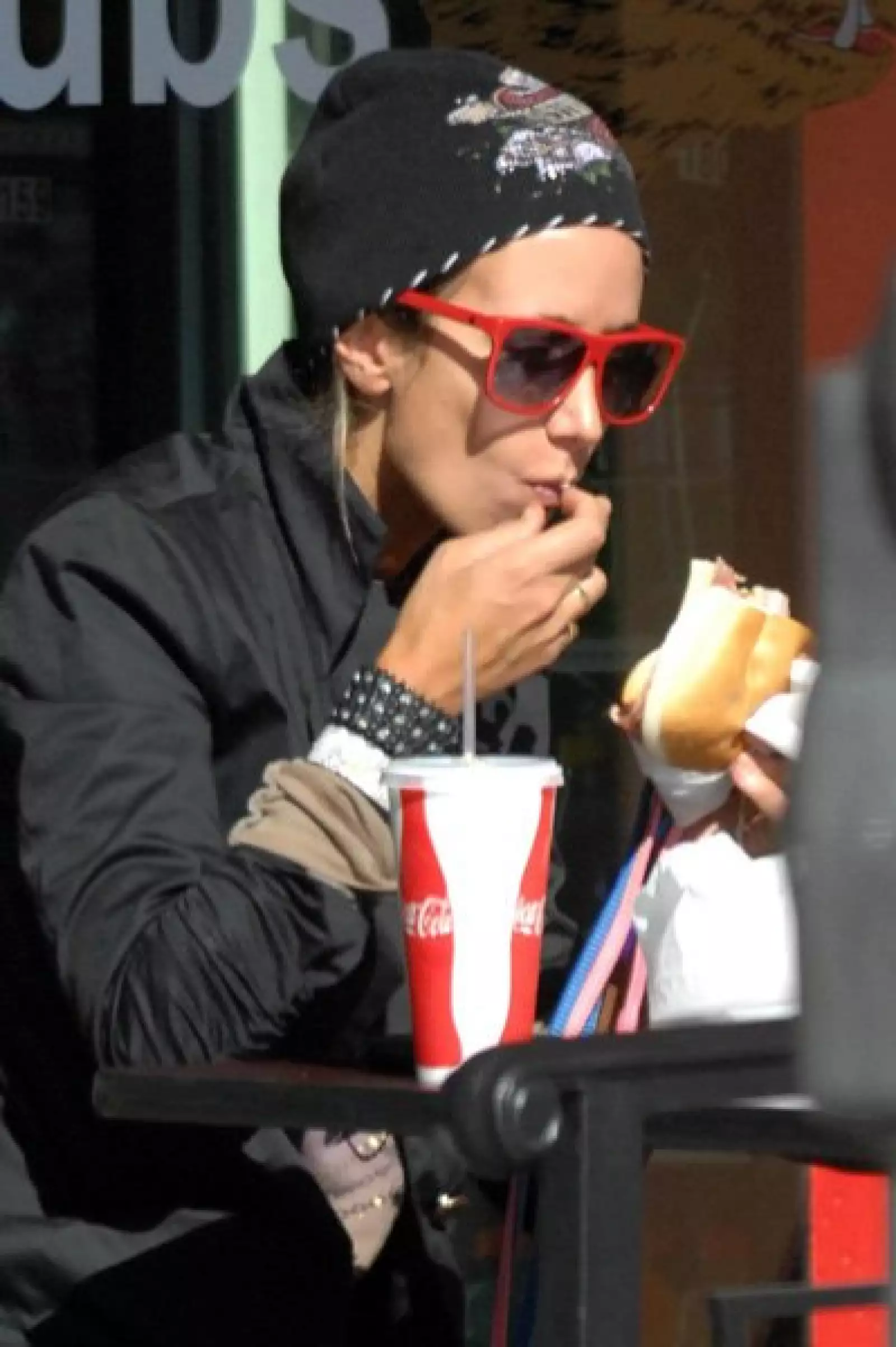 Lady Victoria Hervey recarga energías durante un paseo y hace una parada en pequeño restaurante de Hollywood, California, para comerse un sandwich y tomarse un refresco.