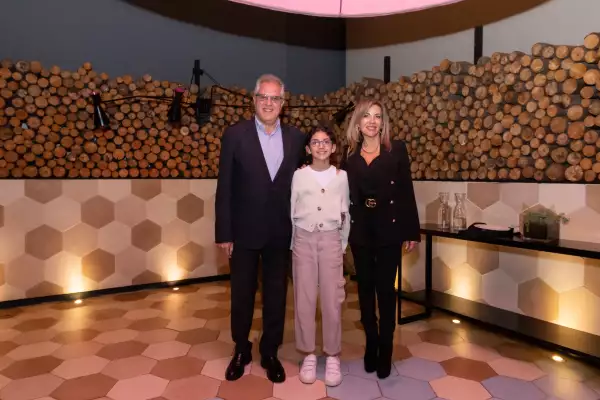 El embajador Sami Nmeir con su esposa Maia e hija Clara en Malaak