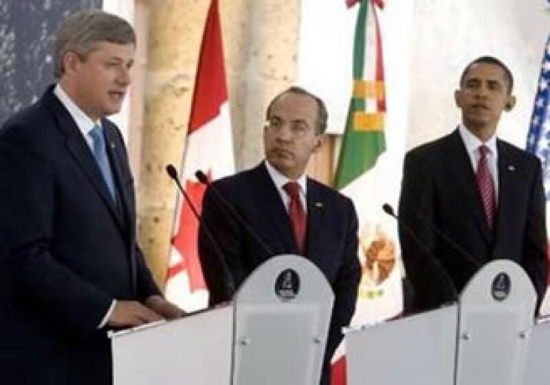 Stephen Harper, Felipe Calderón y Barack Obama reforzarán la cooperación para enfrentar un rebrote de la influenza H1N1 en el próximo otoño. (Foto: Reuters)