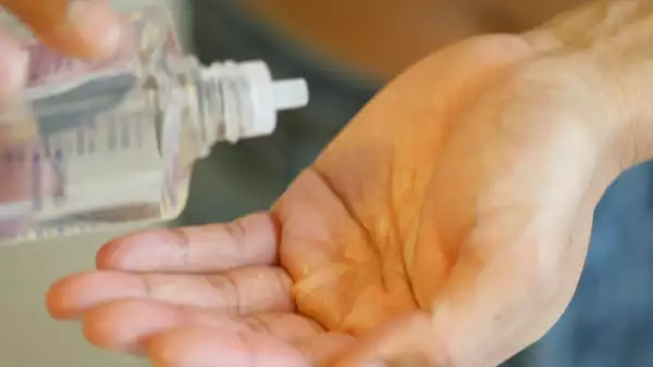 Otra opción es el bálsamo, que suele contener benzocaína, sirve para nutrir y descongestionar, sobre todo las pieles secas. Si tu complexión es normal o mixta, usa el producto con el que mejor te sientas.