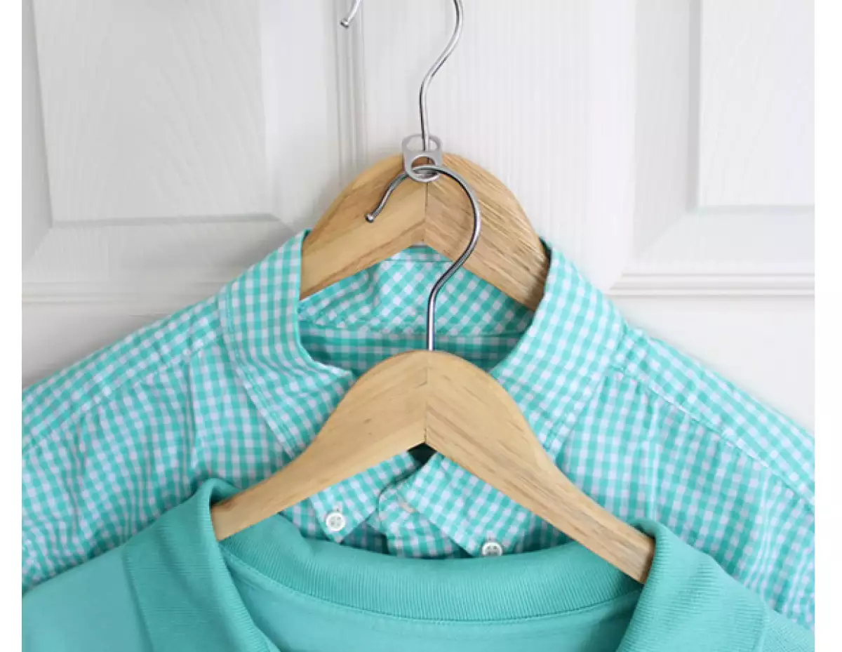 Una opción low-budget es ponerle corcholatas a tus ganchos.