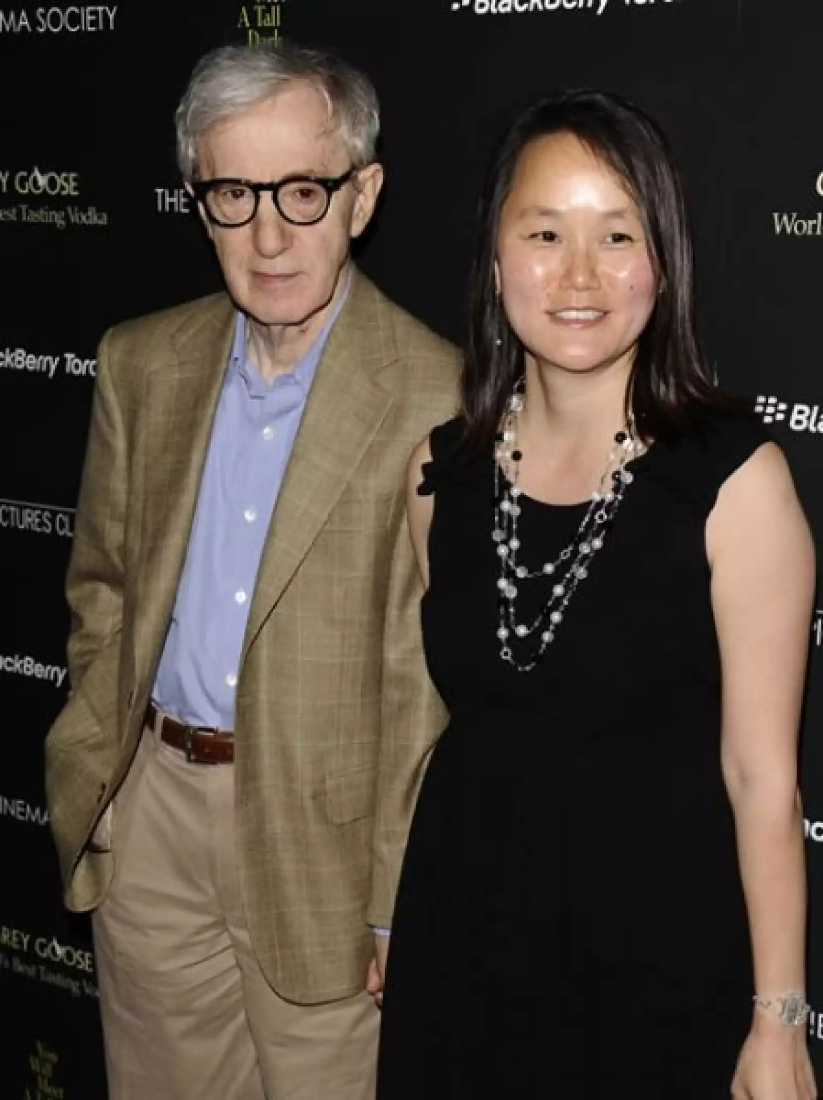 Soon Yi y Woody Allen hacen una de las parejas más disparejas del espectáculo. Él la conoció cuando sólo era una niña, la hija adoptiva de su entonces pareja Mia Farrow. Salieron un par de veces juntos y el resto es historia. Woody lleva a Soon Yi 35 años