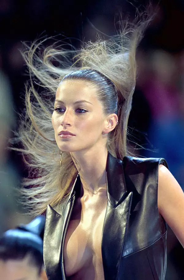 Givenchy : Runway - Paris Fashion Week - Ready To Wear Fall/Winter 1999