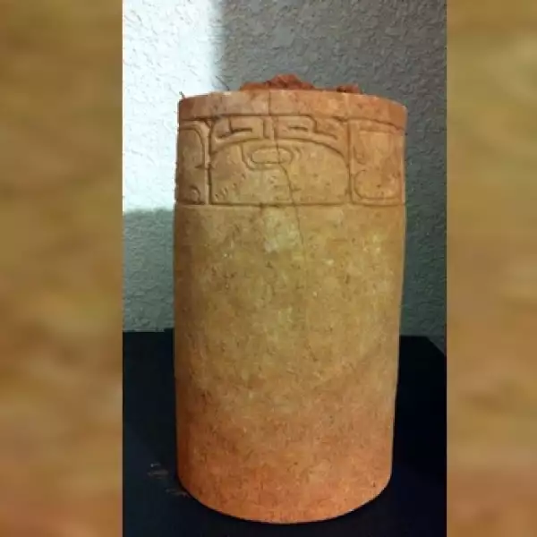 vasija con inscripciones jeroglificas