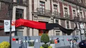 Sucursal de la Ciudad de México de Nacional Monte de Piedad cerrada y bardeada, con banderas rojas y negras colocadas por los trabajadores que se mantienen en huelga desde el 1 de septiembre de 2025.