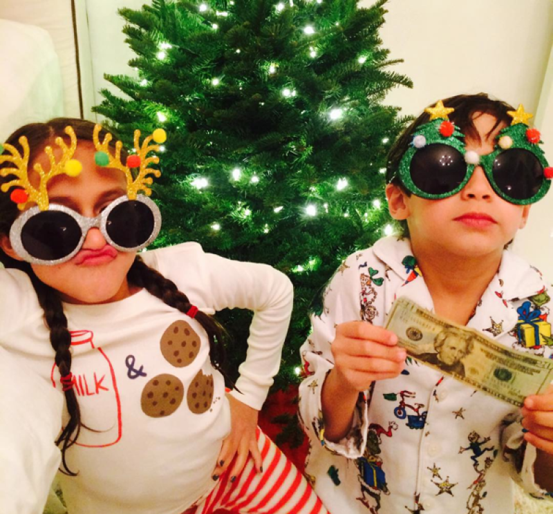 Los gemelitos de JLo también disfrutan del árbol navideño.
