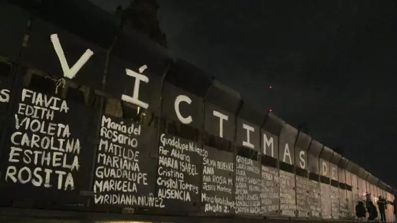 Mural Feminicidio vallas Palacio Nacional