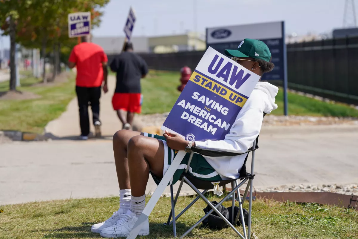Trabajadores del sindicato United Auto Workers (UAW) en huelga frente al Ford Michigan