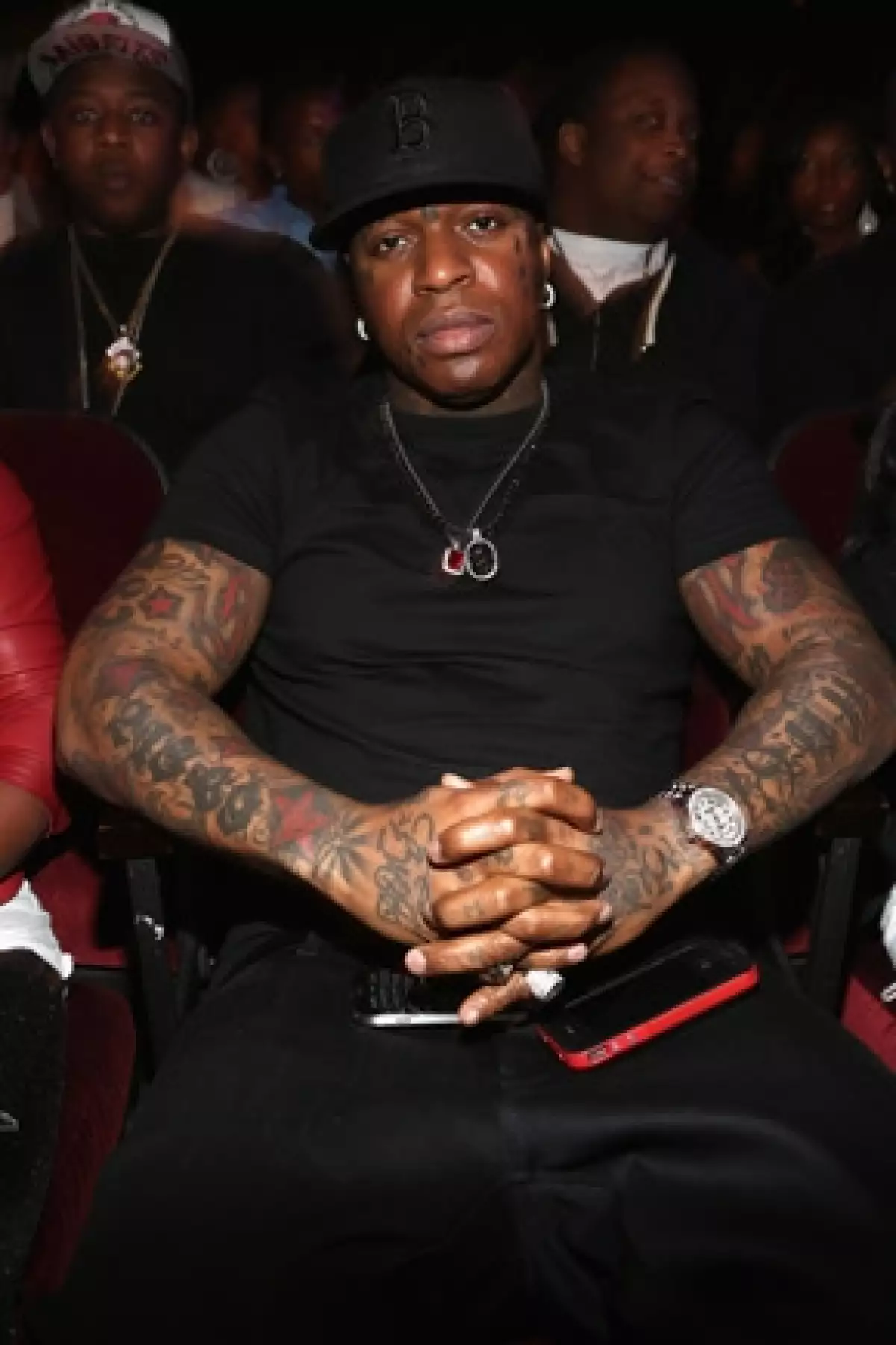 El cantante compartió en Instagram una foto de un Bugatti rojo que aunque dio a entender que se trataba de un regalo de parte del productor Birdman, al parecer tan sólo fue un préstamo.