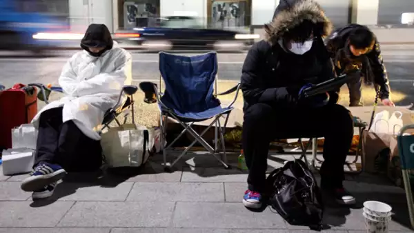 Los amantes de la tecnología estuvieron afuera de los comercios, a la espera de que abrieran sus puertas y adquirir este equipo de la firma de la manzana.