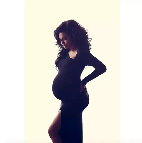 La actriz lució su baby bump en este ceñido vestido negro.