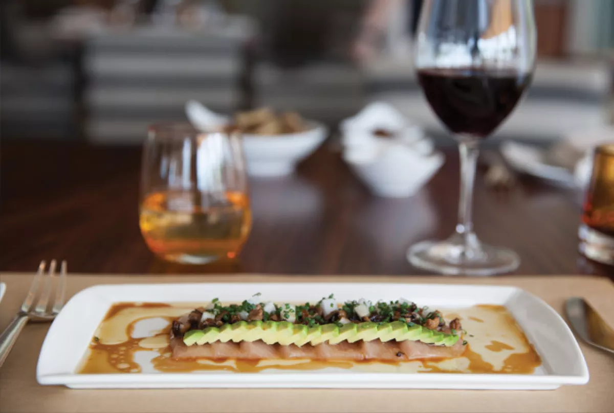 Sashimi de hamachi con hongos de shitake y aderezo de soya y yuzu en SEARED.
