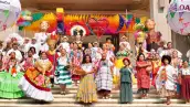 Personas representantes del estado de Oaxaca, vestidos con trajes típicos del estado, durante la presentación de la Guelaguetza 2024.