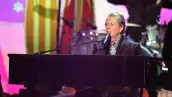 Foto de Brian Wilson durante una presentación en los Grammy 2012.