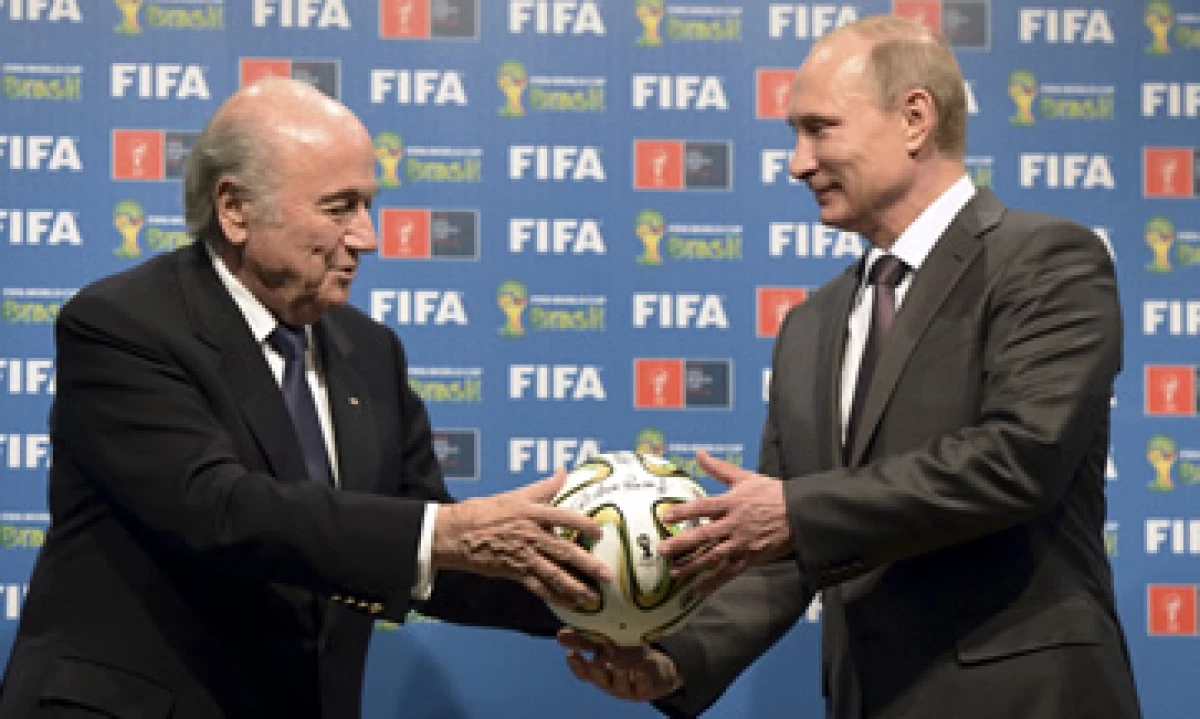 En 2014 el entonces presidente de la FIFA, Joseph Blatter, entregó oficialmente la Copa 2018 al presidente ruso Vladimir Putin. (Foto: Reuters )