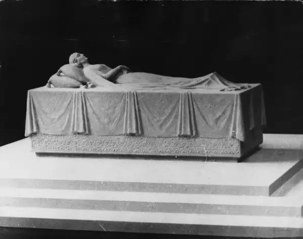 1953: El modelo de la tumba para Eva Perón, la finada esposa del presidente argentino Juan Perón, que fue construida en plata y colocada en un gran mausoleo en Buenos Aires. 