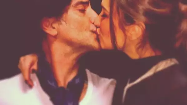 Así comenzó Karla la romántica serie de fotos junto a su novio.