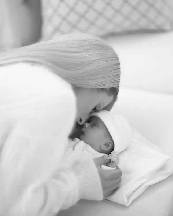 Paris Hilton aparece junto a su hijo Phoenix en una serie de fotos en blanco y negro