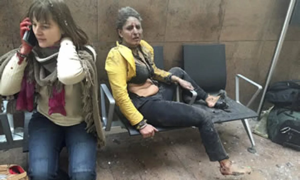 Nidhi Chaphekar (centro) se encuentra en recuperación tras el ataque en el aeropuerto de Bruselas. (Foto: Reuters)