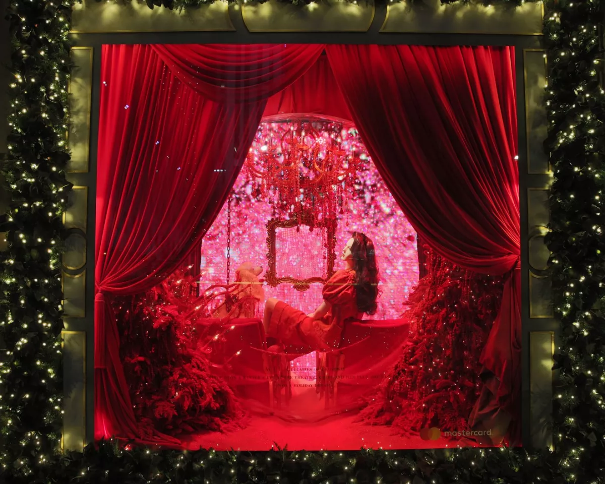 02-sacks-holiday-windows-2018