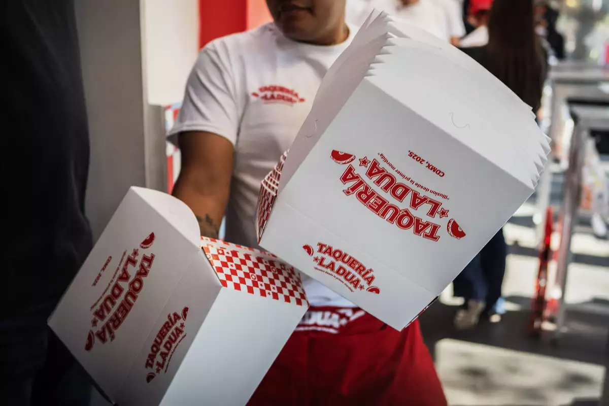 Con ritmo y sabor, la taquería “La Dua” hace honor a la cantante y recibe a cientos de fans