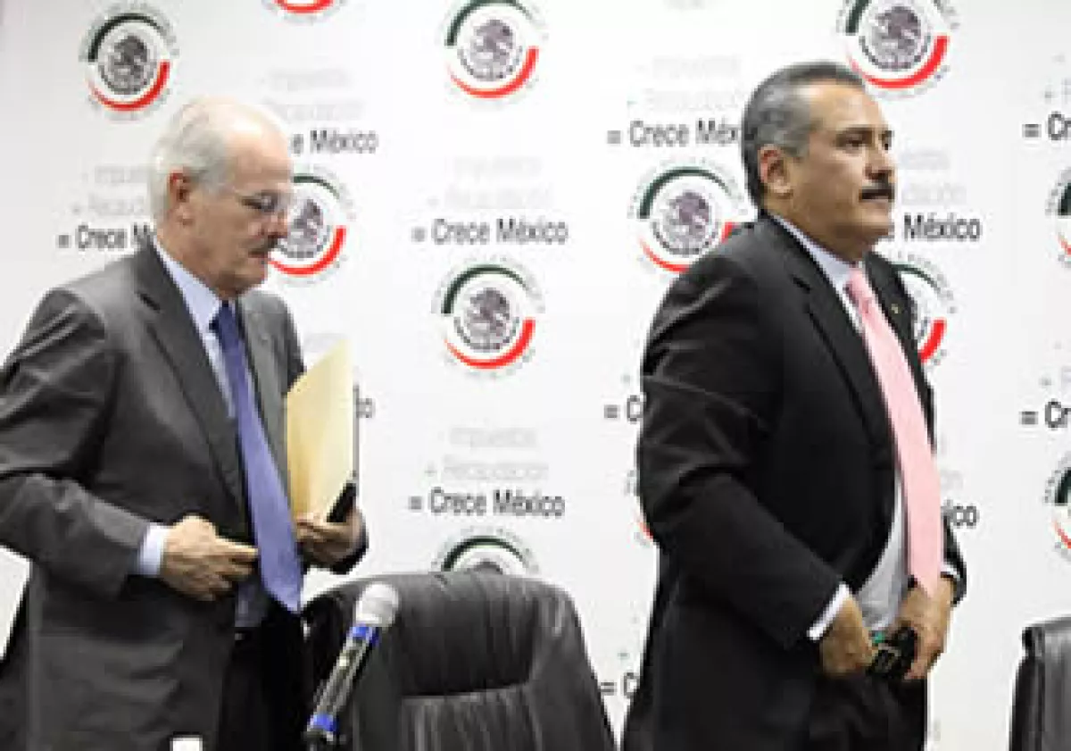 Labastida Ochoa (izq) estimó que cada terminal costará 200 dólares, una erogación que hará Hacienda. (Foto: Notimex)