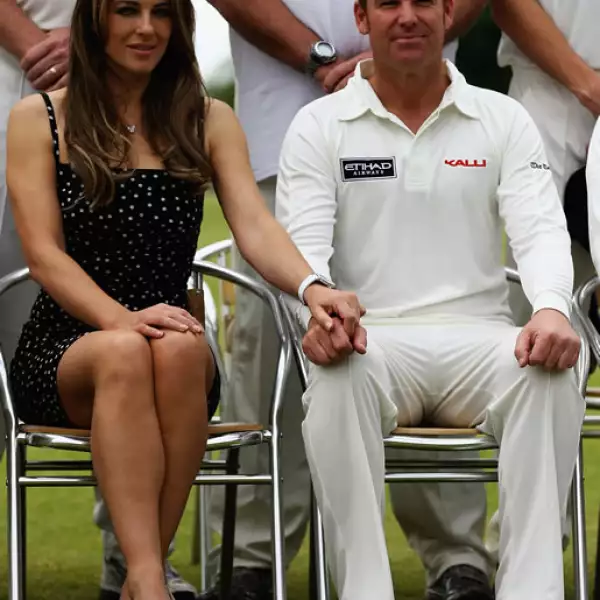 Tiempo de compromiso: 1 año y 8 meses. Elizabeth Hurley y Shane Warne planean dos celebraciones, una en Inglaterra y otra en Australia, país natal de Shane.