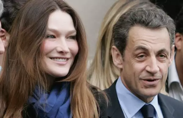 A mandatarios como Cristina Fernández, Enrique Peña Nieto, Marcelo Ebrard y Nicolas Sarkozy el amor los sorprendió cuando estaban en funciones políticas, y sin más se dejaron llevar por su corazón.