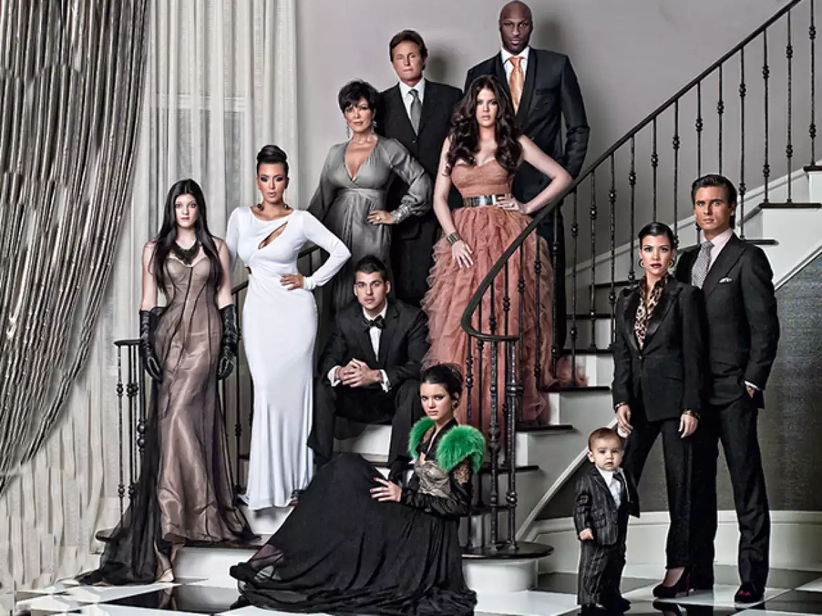 La familia más famosa y numerosa de la TV estadounidense, Los Kardashian, está integrada por Kylie, Kim, Robert, Kris su esposo Bruce, Khloe y su esposo Lamar, Kendal, Kourtney y Scott Disick con su hijo Mason.