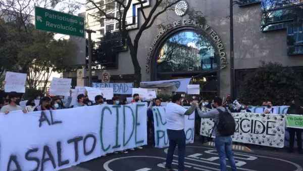 Protesta del CIDE en el Conacyt
