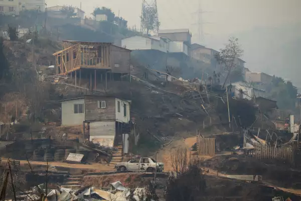 Los restos de una casa quemada se muestran tras la propagación de incendios forestales que afectan a muchas partes de la región de Valparaíso, en Vina del Mar, Chile, el 3 de febrero de 2024.